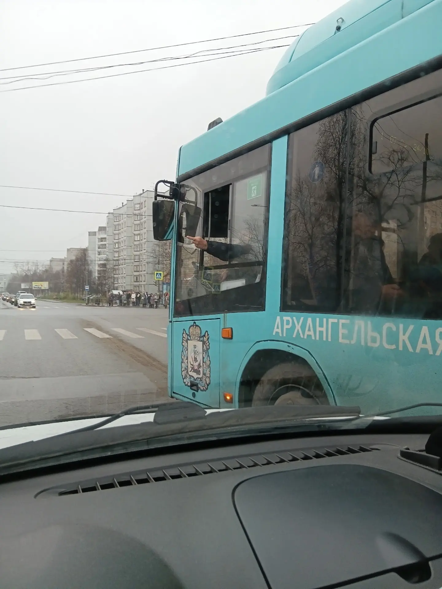 Когда у автобуса «Рико» не работают поворотники и водитель жестом показывает, что хочет...