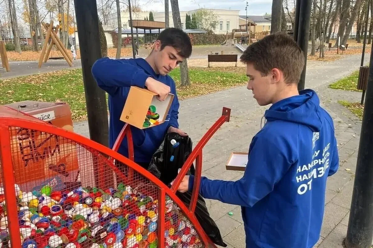 Молодогвардейцы Серпухова собрали «Добрые крышечки» в парках