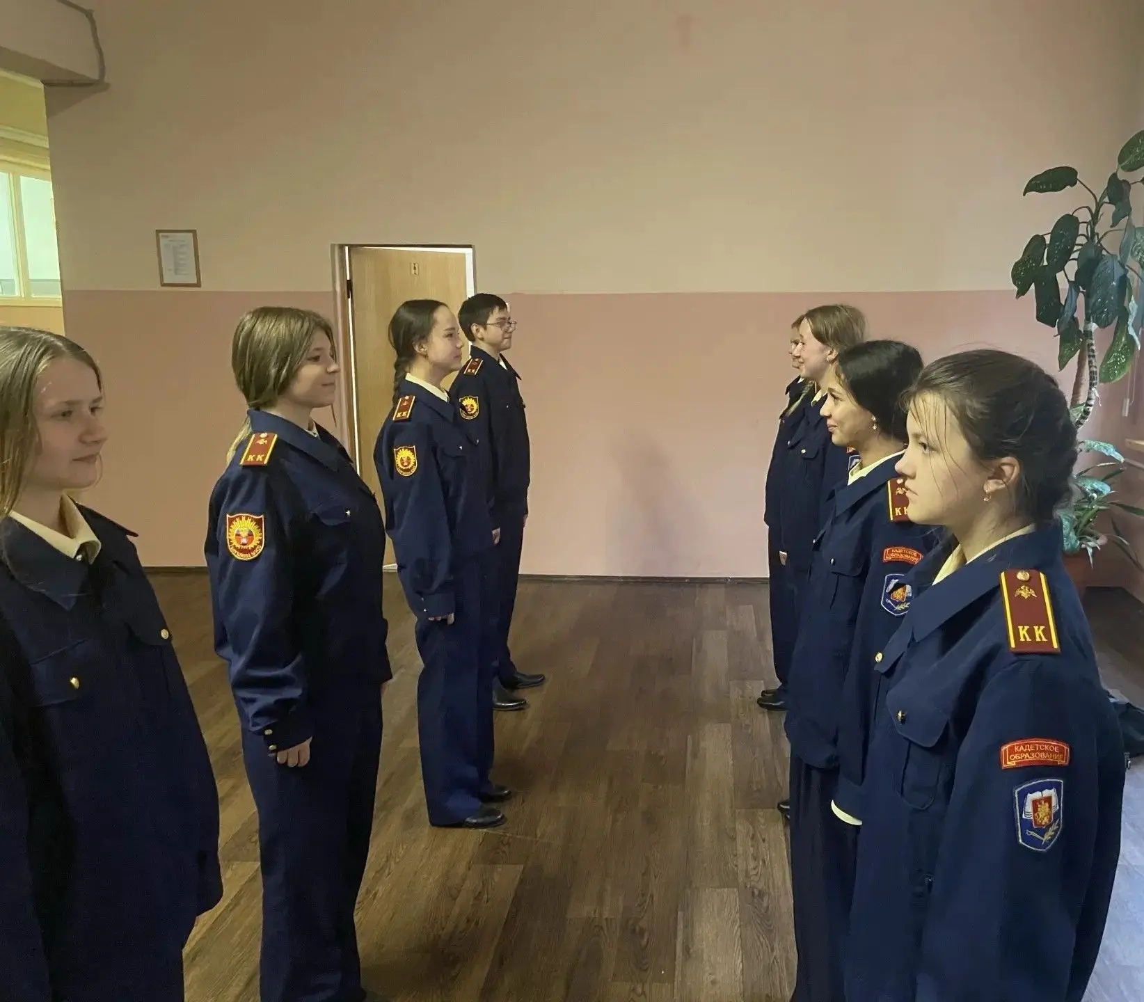 Гордость, честь и верность традициям: воспитанники кадетского класса надели кадетскую ф...