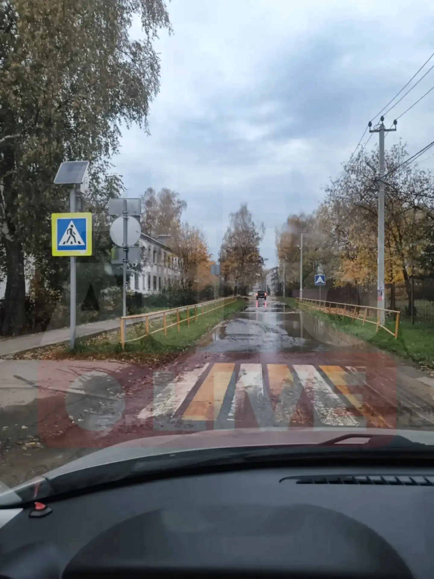 В Струнино на улице Шувалова возле школы уже неделю течёт вода.