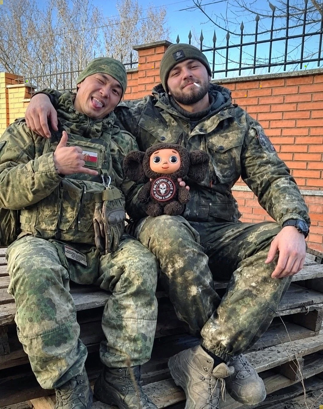 Вот такие моменты и остаются в памяти. Сидим, смеёмся. Даже в непростых условиях находи...