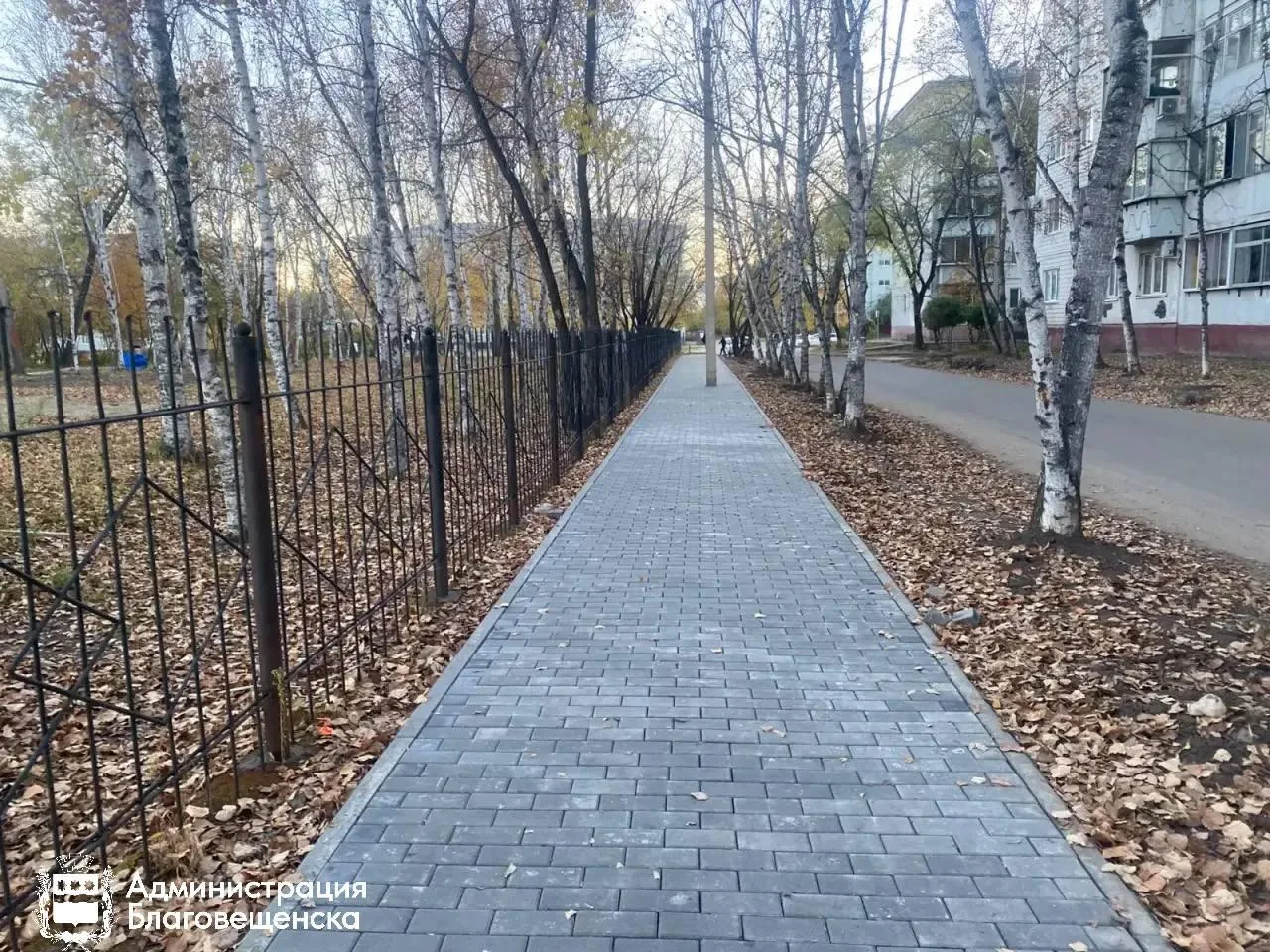 У школы №16 на Институтской обновили тротуар.