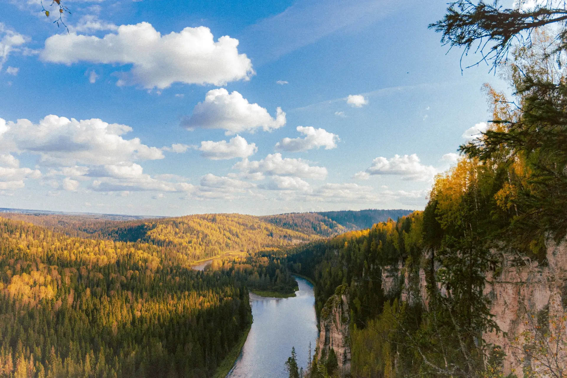 Усьвинские Столбы, солнце и кучевые облака