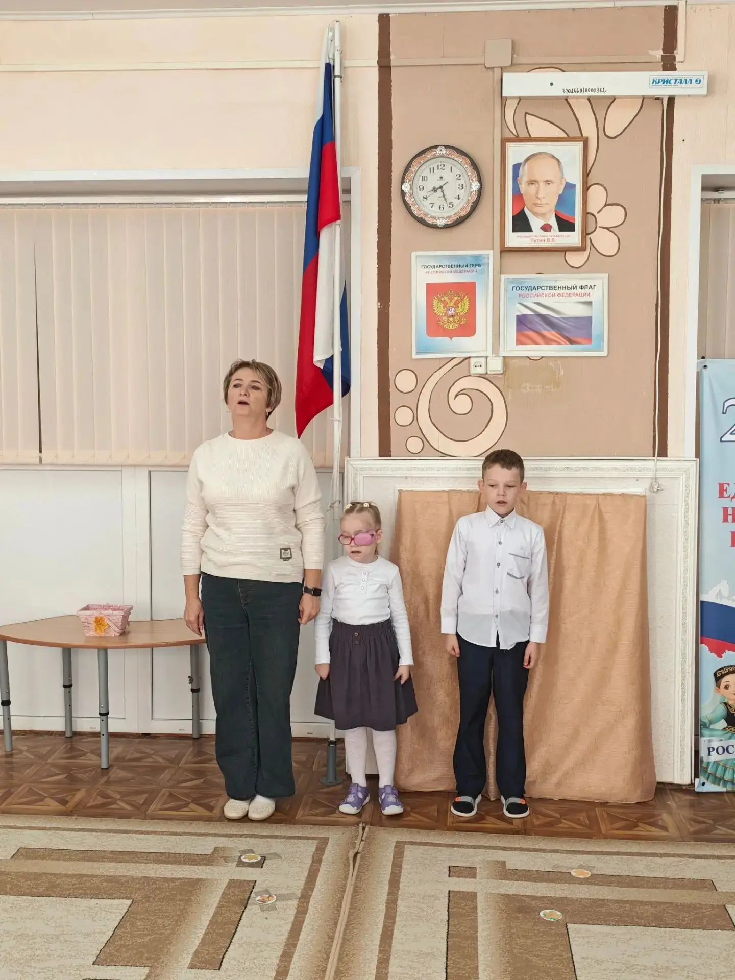Утро детей старшей и подготовительной групп детского сада «Светлячок» началось с поднят...