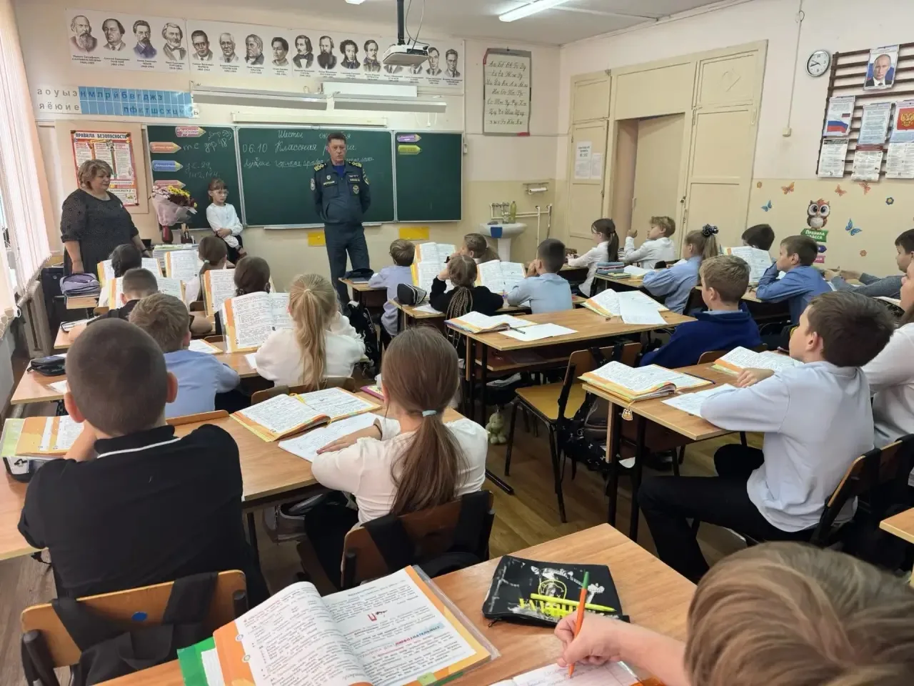 7.10.2026 г. сотрудники МЧС провели профилактическую беседу с обучающимися о правилах п...