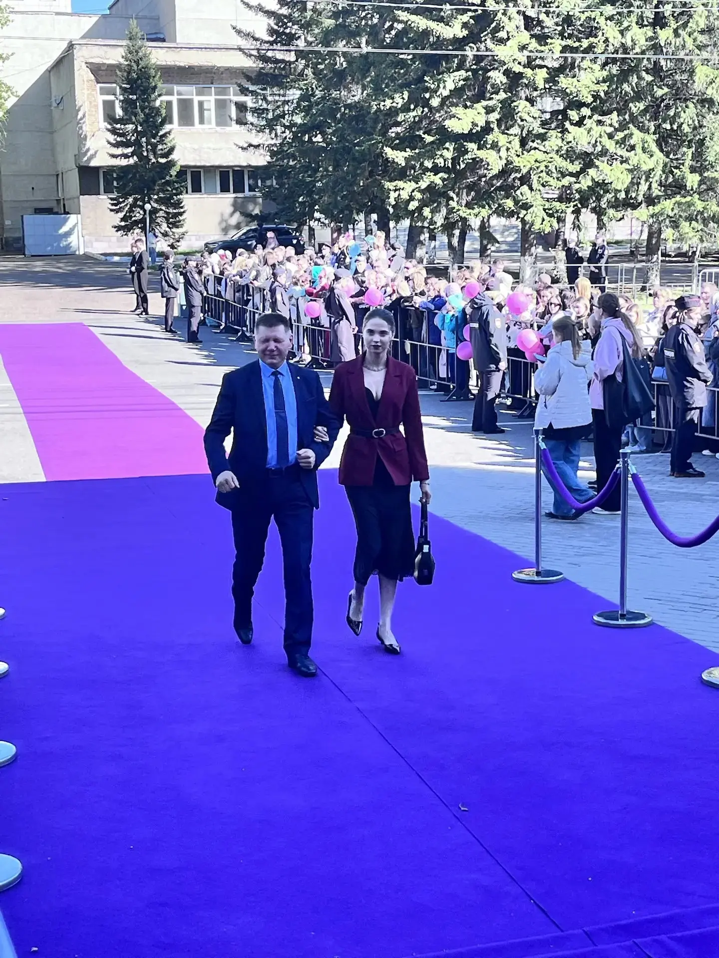 На дорожку вышли забайкалец и член оргкомитета Игорь Волокитин с супругой, за ними — за...