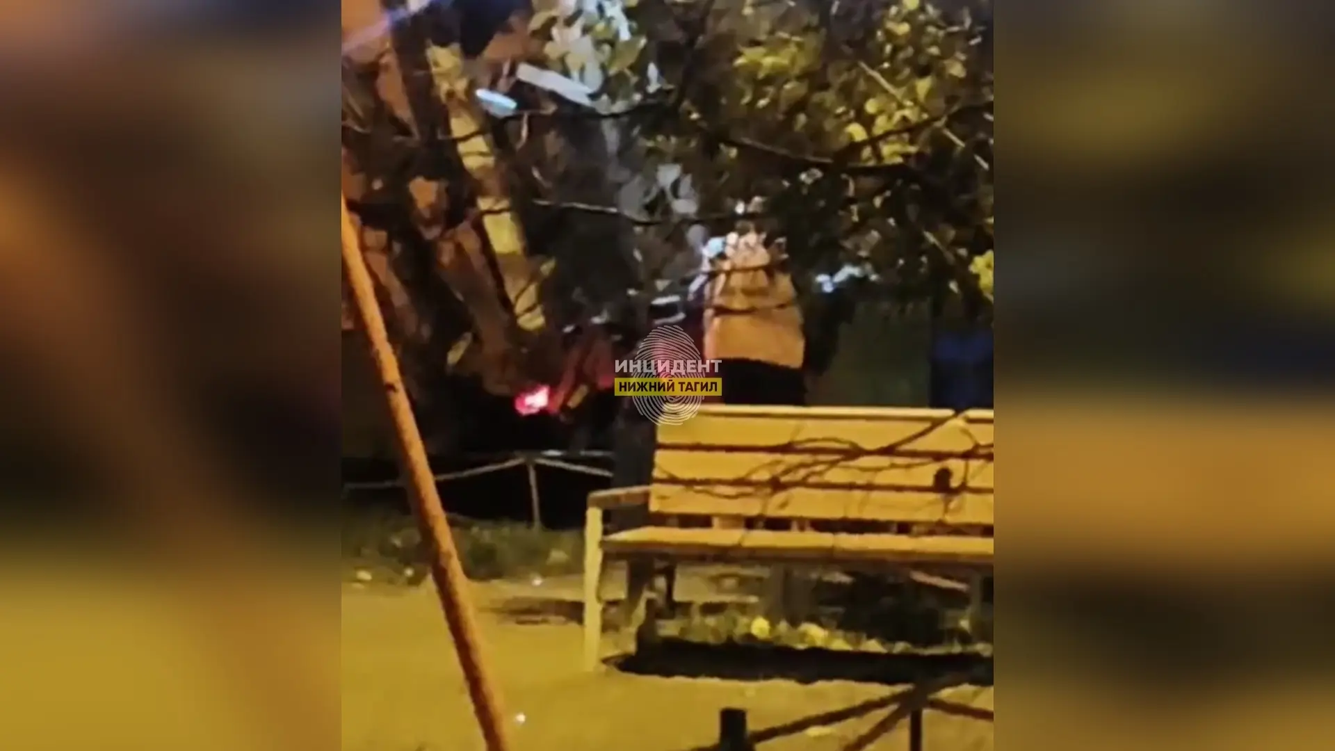 ⭕ «Платим по полной, а вывозят половину»: тагильчане в шоке от работы мусоровоза 😳