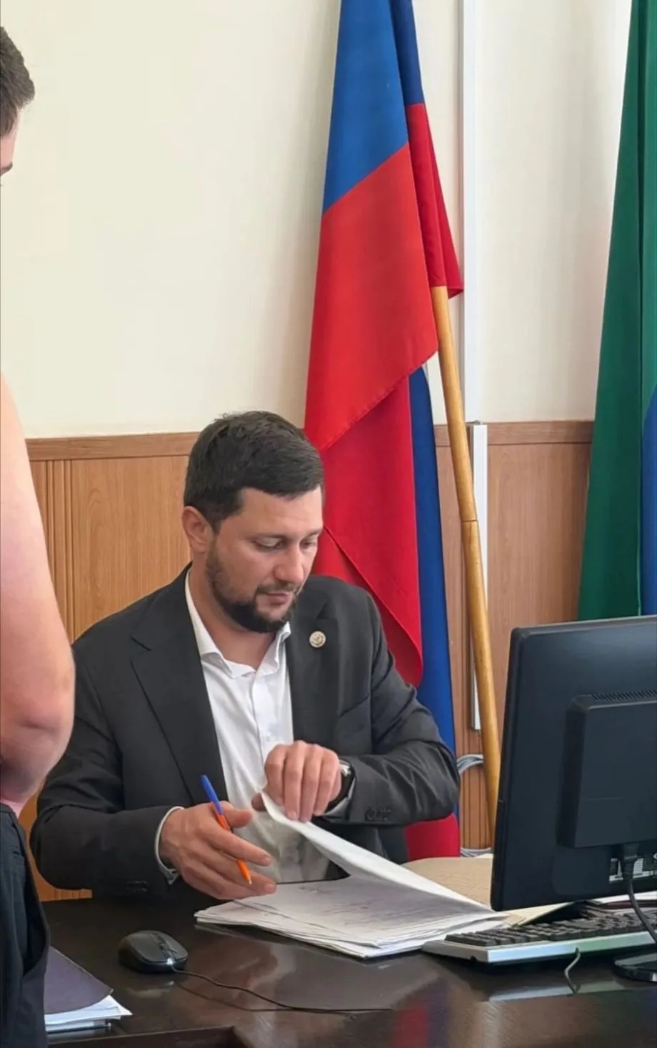 Глава Магарамкентского района, председатель призывной комиссии Нариман Эфендиев встрети...