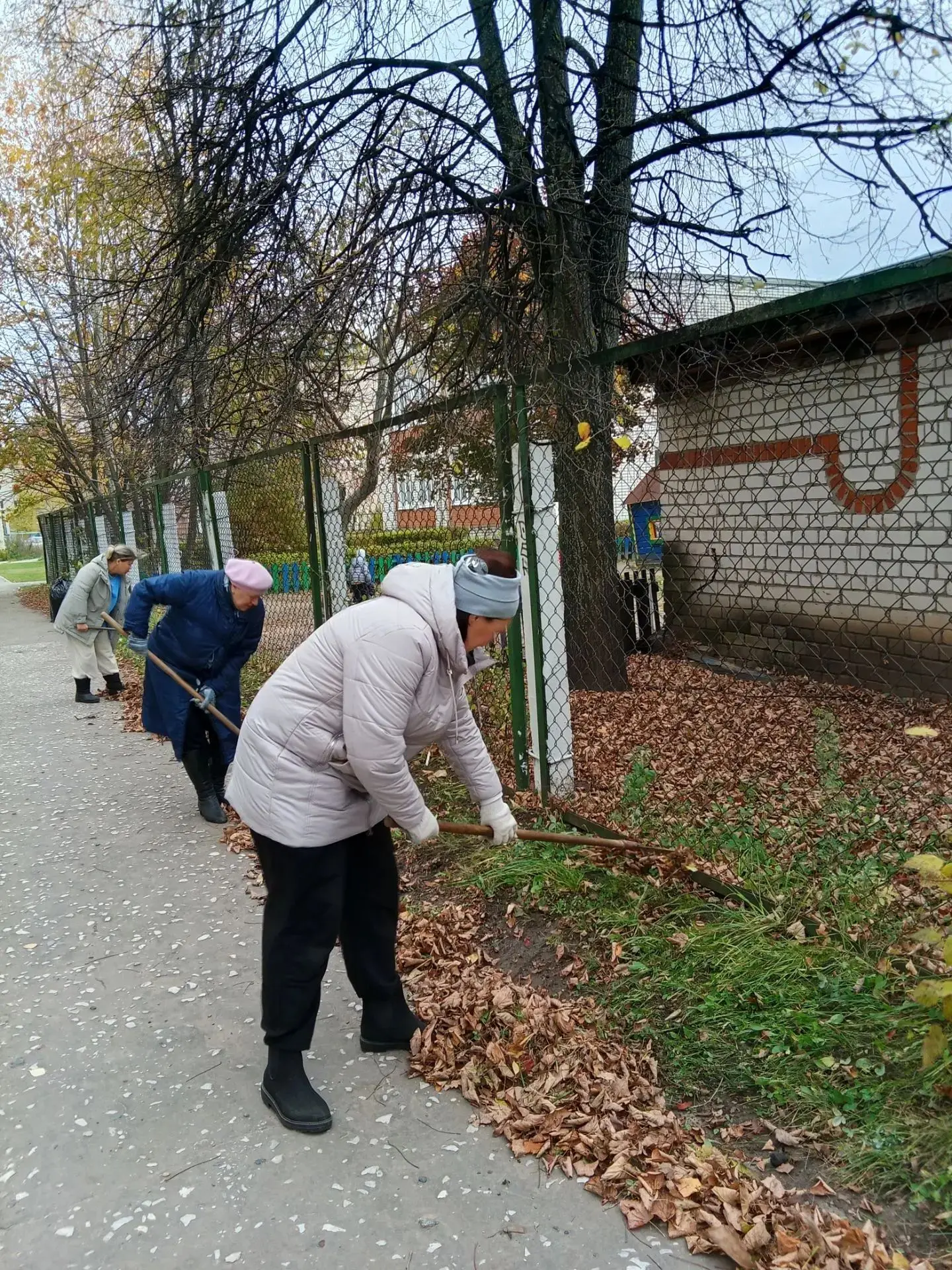 Коллектив детского сада 92 «Искорка» присоединился к общегородскому осеннему субботнику...