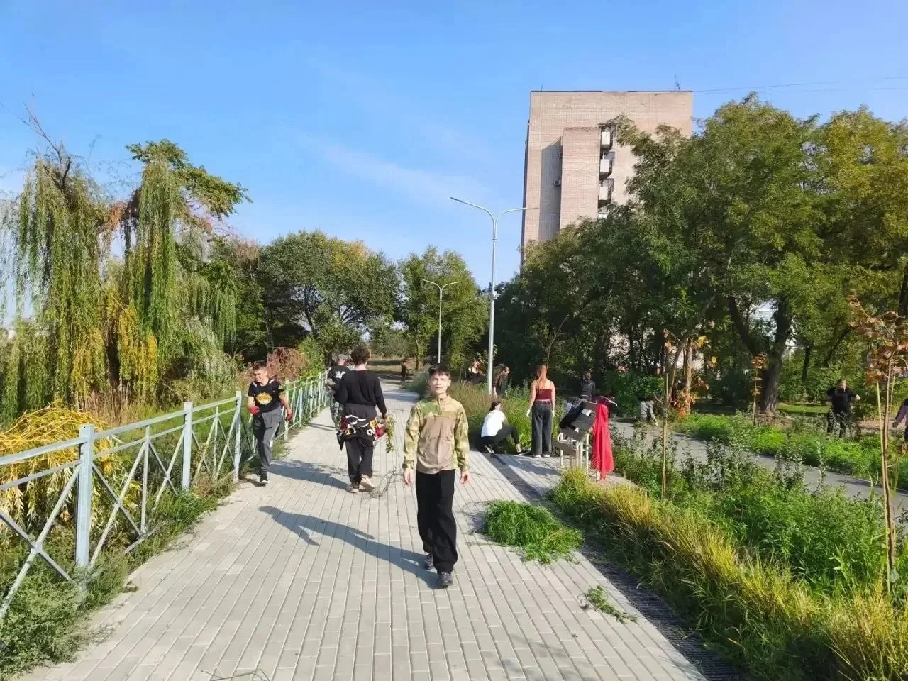 Вчера на АКДП «Озеро» прошел большой субботник в с. Кулешовка под девизом: