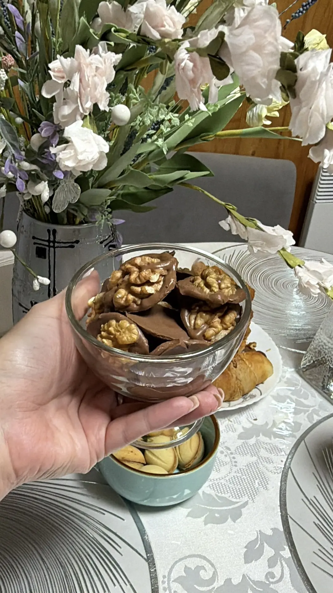 Мы с Варварой на даче делали орехи в шоколаде. Вкусно 😄