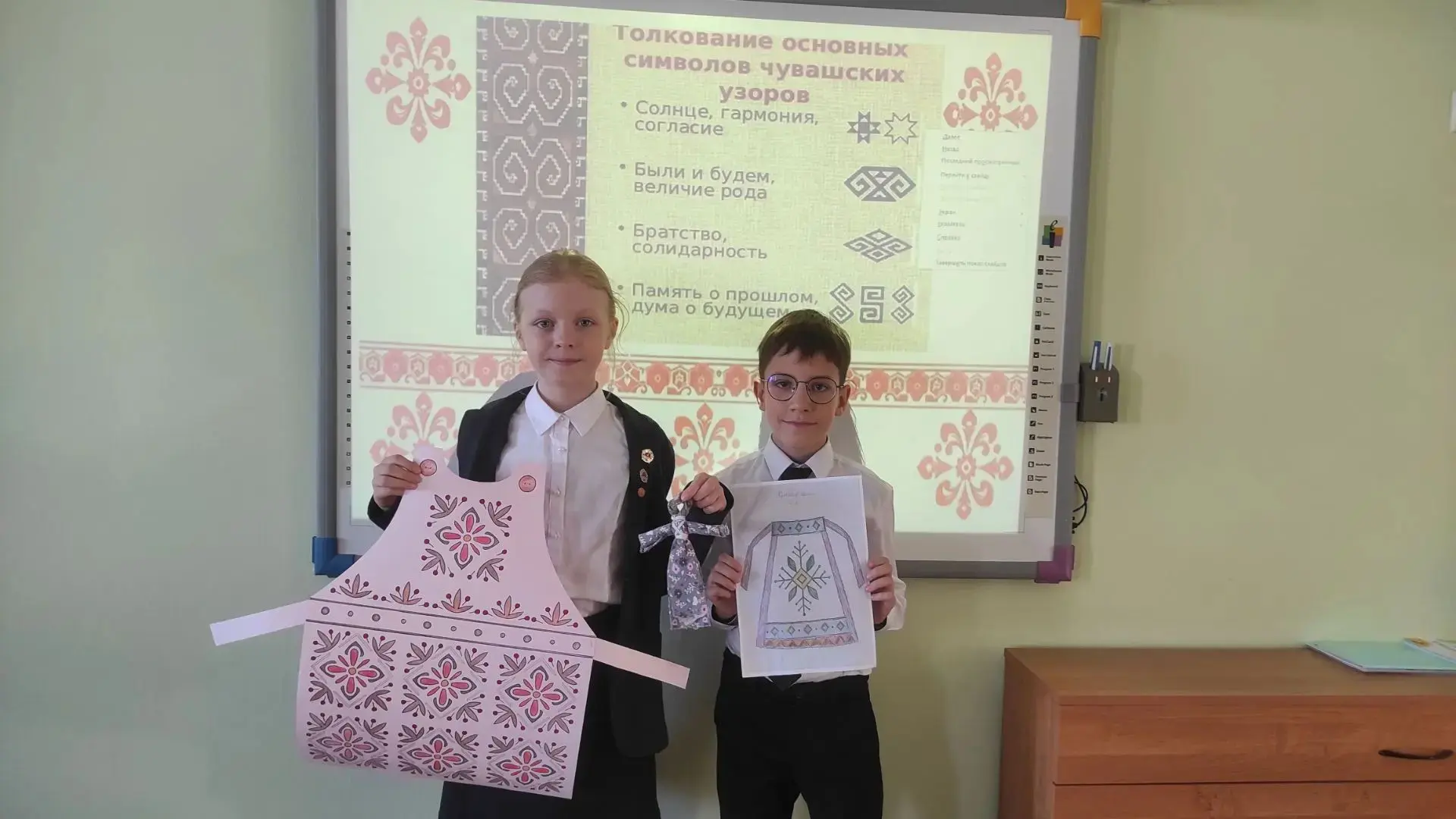 В нашей начальной школе четверг прошел под знаком ярких красок и древних традиций. Темо...