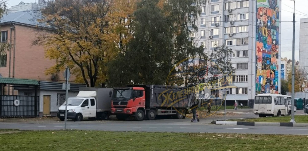 «Здравствуйте. Хотелось бы поднять вопрос на счёт парковки большегрузовых машин и этого...