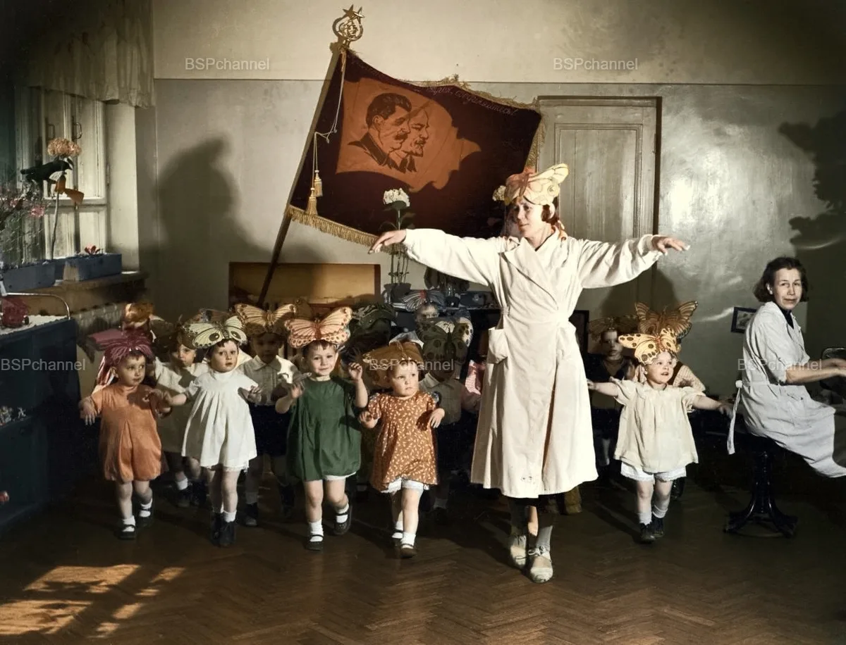 Праздник в детском саду. На дворе — август 1941 года.