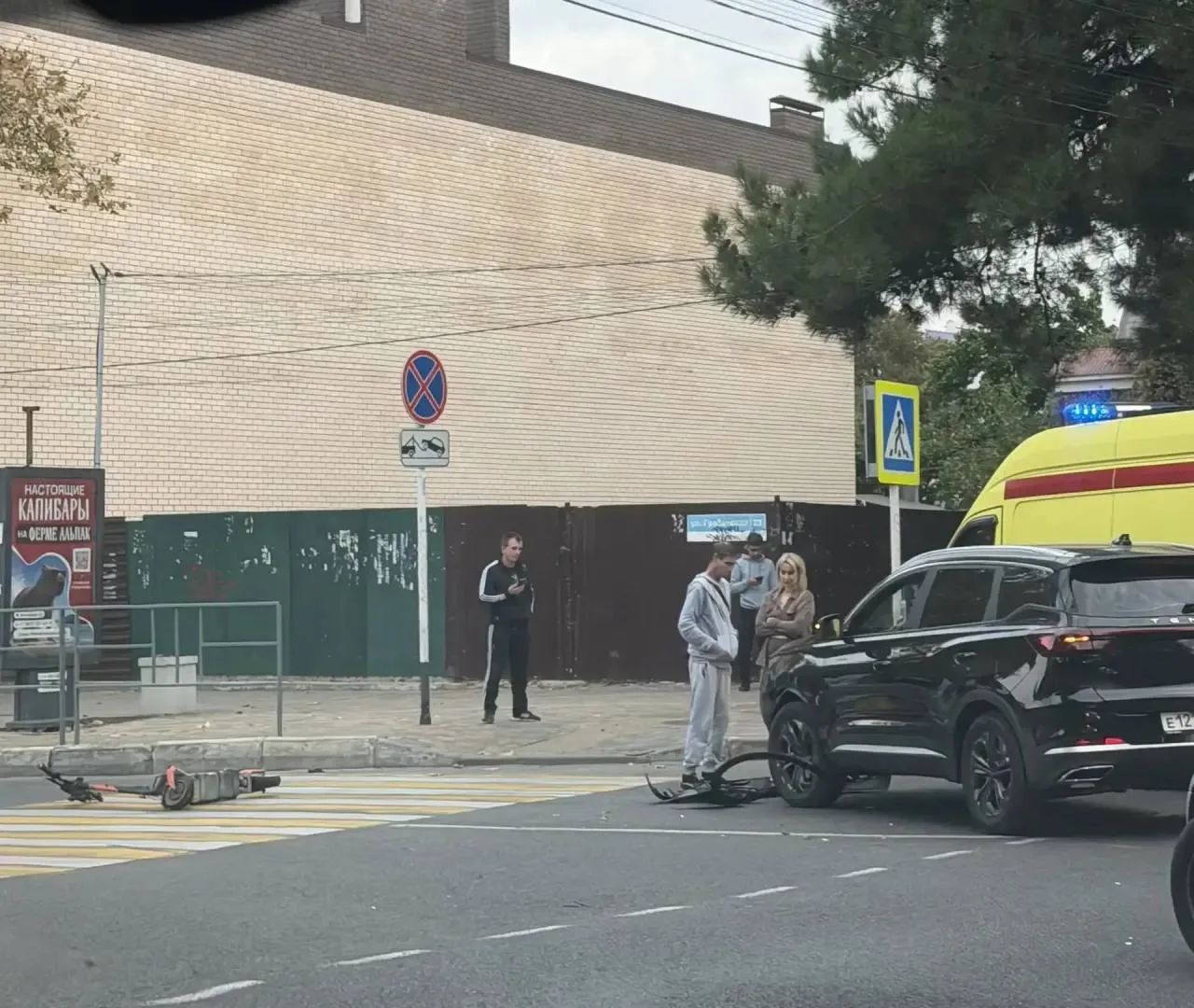 Самокатчик на прокатном СИМ влетел в машину на перекрестке Крымской и Гребенской в Анапе.