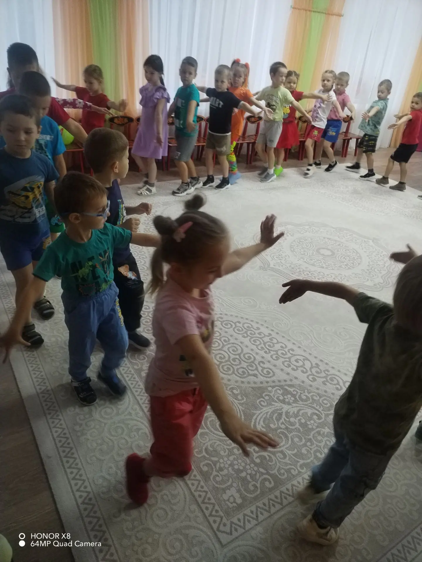 В нашем детском саду каждый день начинается с веселой зарядки. Посмотрите, с каким задо...