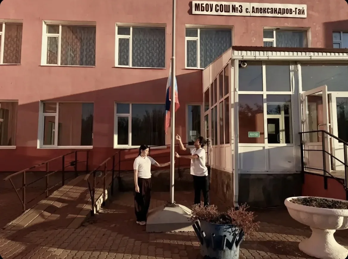 Новая учебная неделя в нашей школе традиционно началась с торжественной линейки. Под зв...