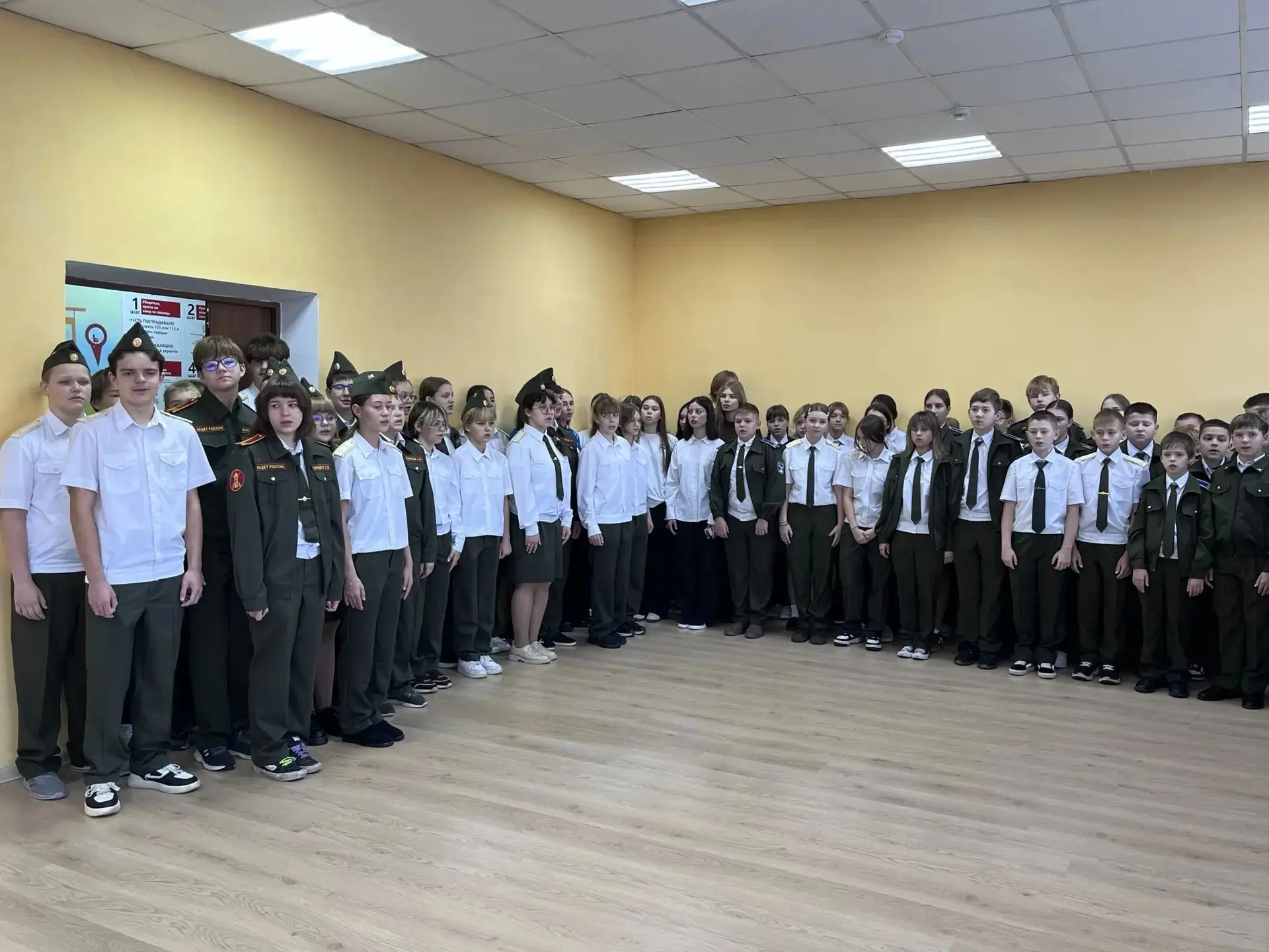 🇷🇺 12 октября в нашей школе состоялась торжественная линейка с поднятием Государствен...