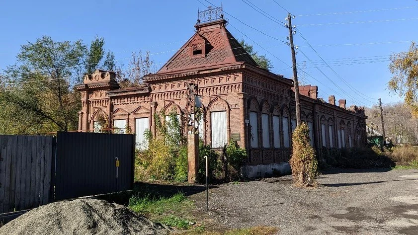 В Бийске рухнул купол старинного особняка купца Кричевцева. Постройка 1889 года имеет с...