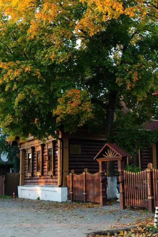 На фотографиях - здание музыкальной школы им. Танеева  в Звенигороде