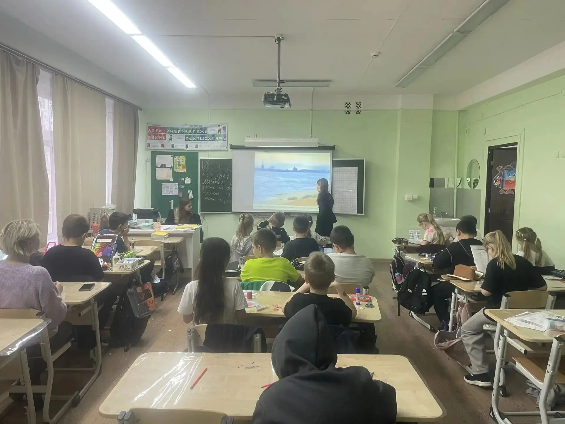 6б проводит мастер-класс во 2б классе под девизом : "Твори добро!"