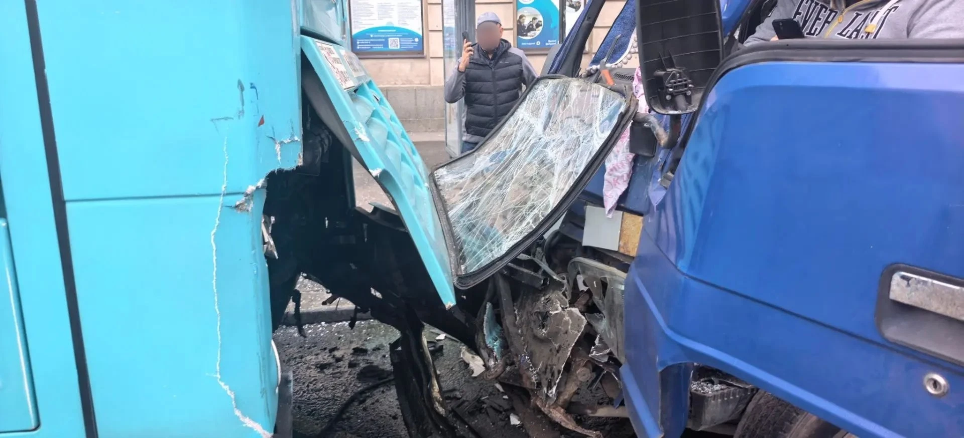 Водителя зажало в кабине после ДТП на площади Стачек сегодня утром.
