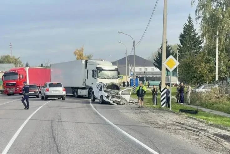 🚧 В Измалковском округе столкнулись «Рено» и грузовик