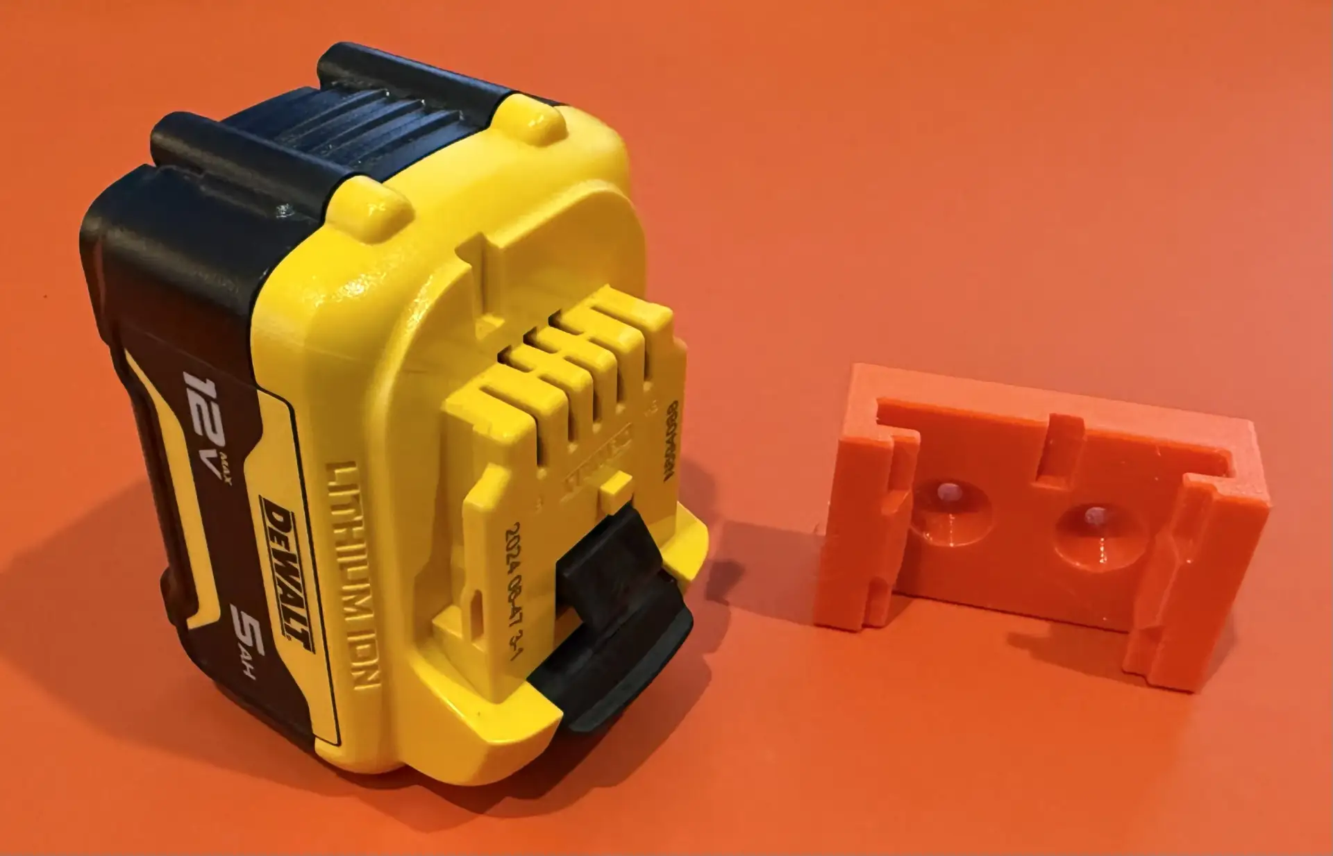 Идеальный держатель для твоих аккумуляторов Dewalt — теперь всё будет в порядке и под р...