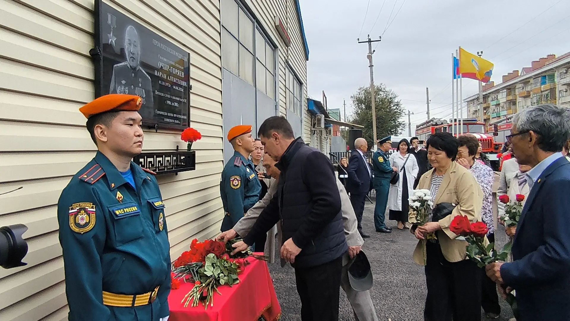 Право открыть мемориальную доску было предоставлено начальнику Лаганской пожарно-спасат...