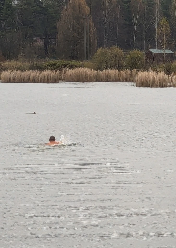 В Каркино продолжается купальный сезон 🏊‍♂️🥶 Фото: Кирово-Чепецк