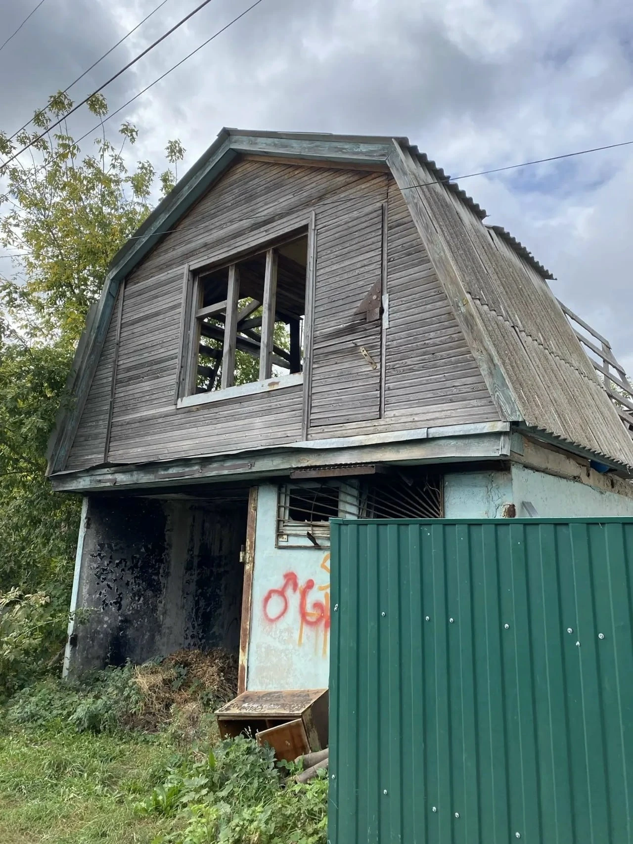 🔨 В Ульяновске женщину через суд обязали снести аварийный дом и огородить участок.
