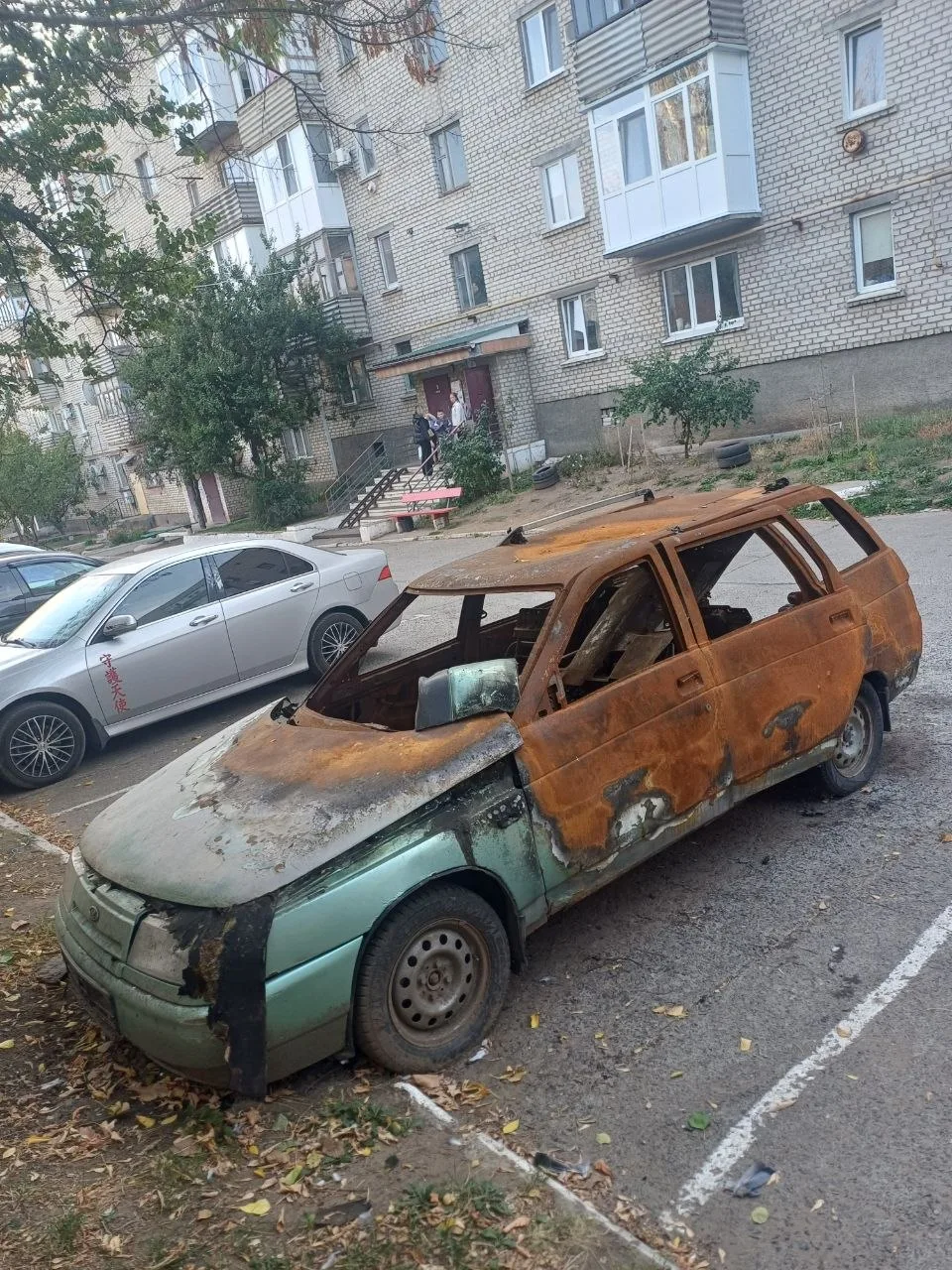 Как сообщают местные жители, в Зугрэсе на улице Чапаева 2а уже больше года стоит припар...