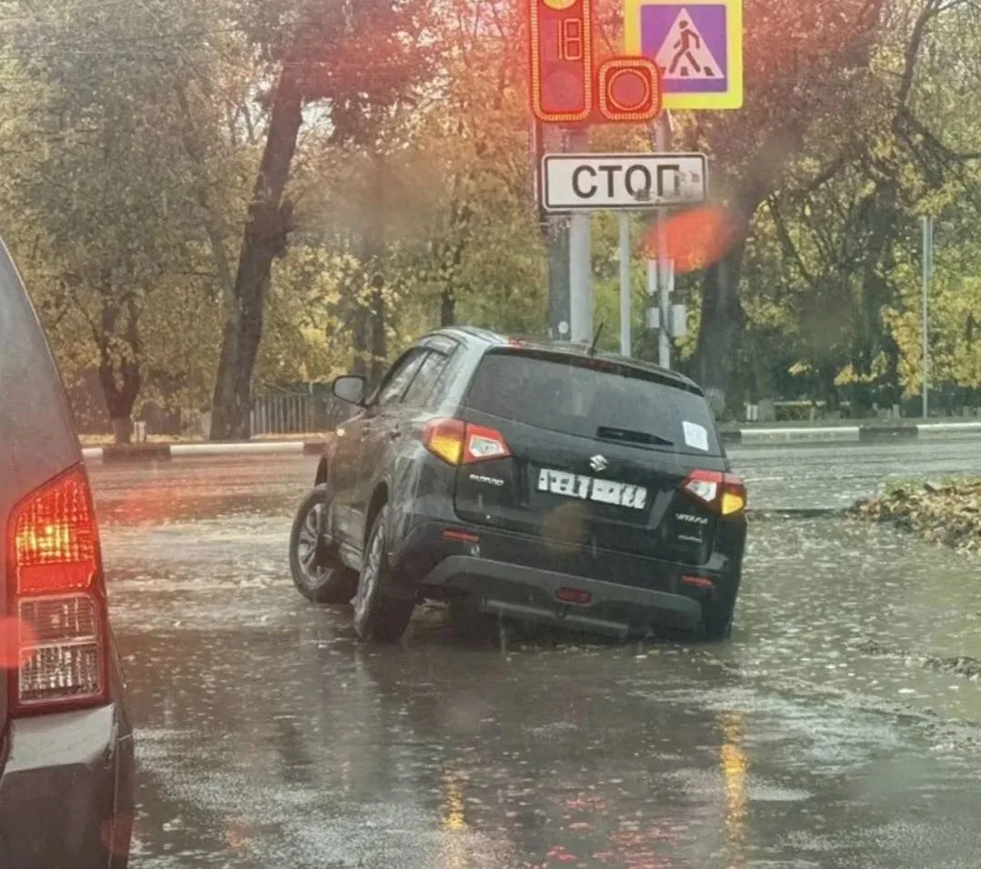 🌧️ Даже внедорожники не справляются: машины тонут в лужах после дождя