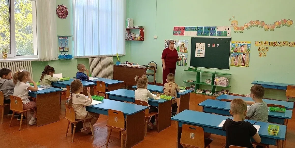 Воспитанники разновозрастной группы от 4 до 7 лет выполняли задания в рабочих тетрадях ...