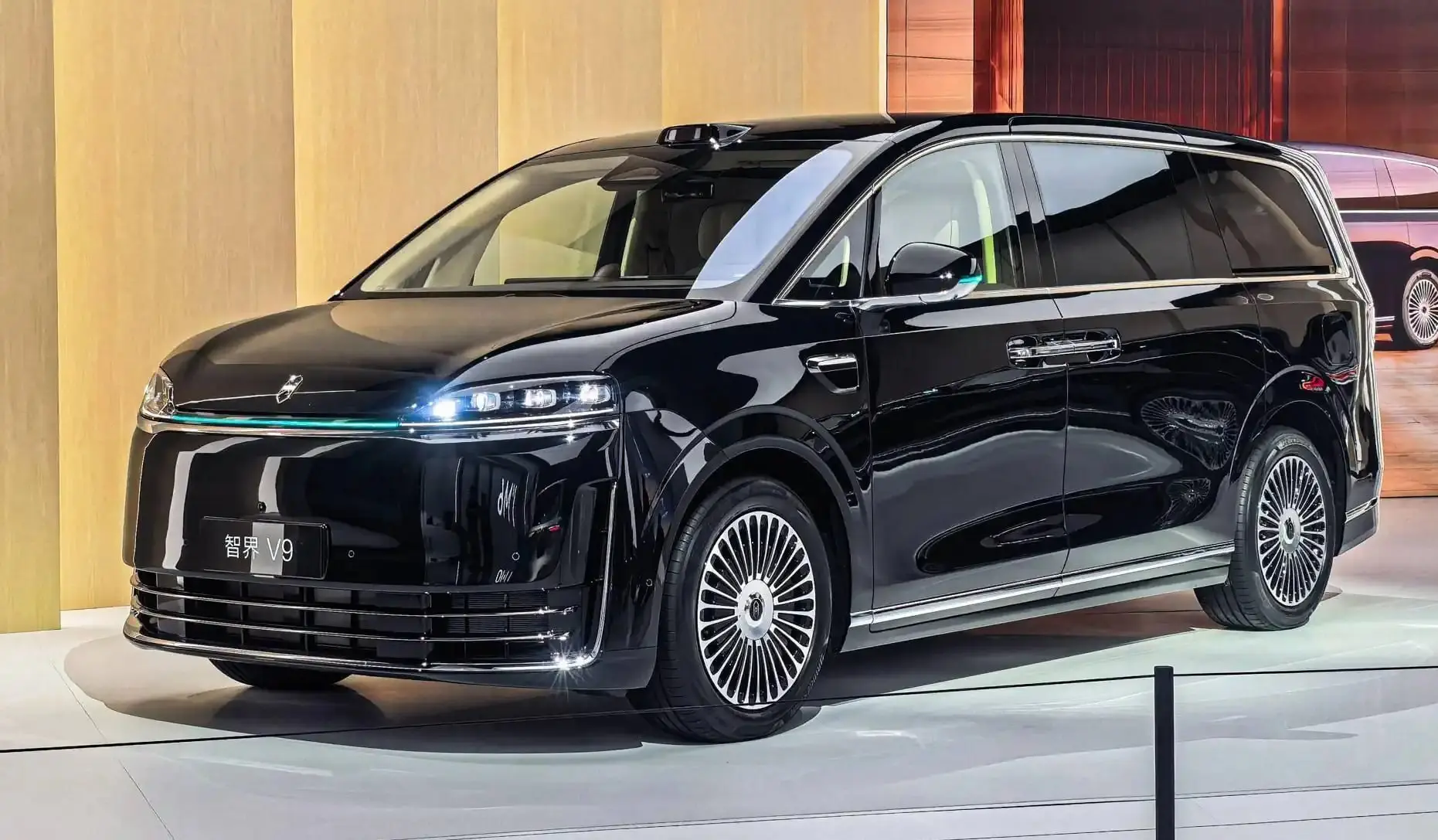 Китайский минивэн Luxeed V9 планируют привезти в Россию по параллельному импорту в янва...