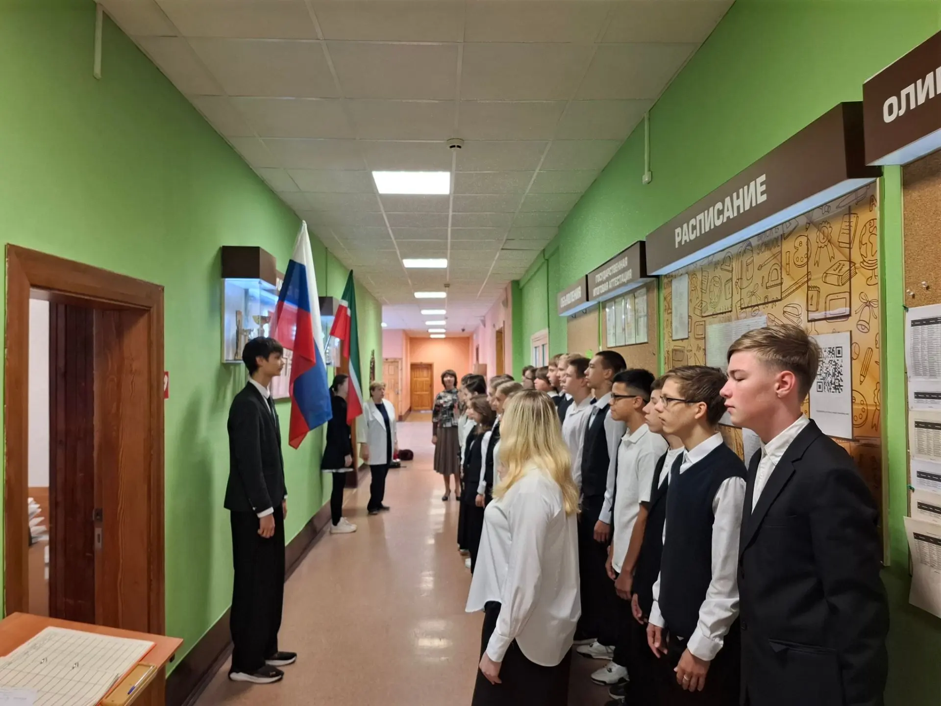 Новая учебная неделя открылась поднятием флагов и исполнением гимнов РФ и РТ. Участие с...