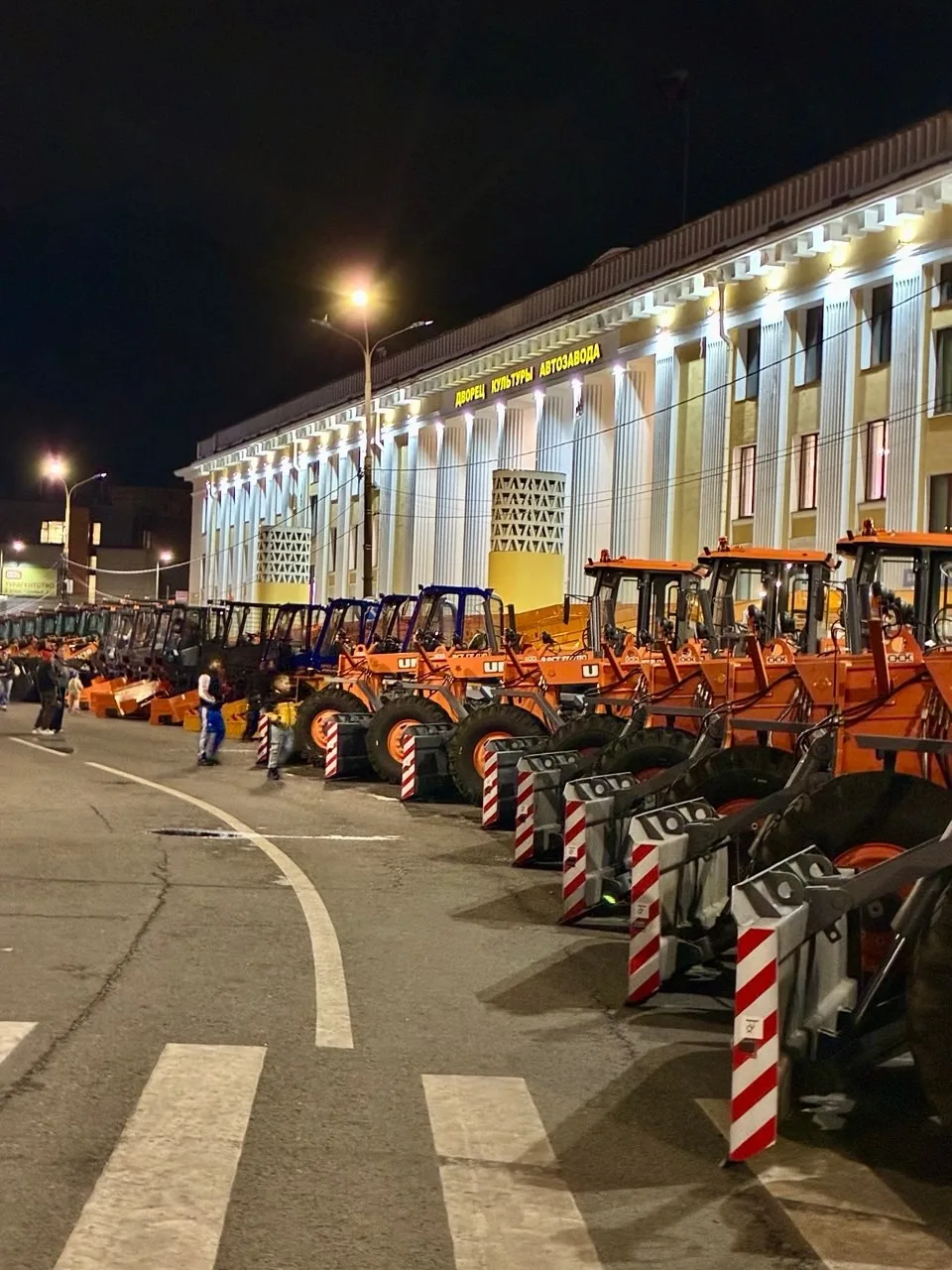 🚜 А у нас в Нижнем снега ещё нет, а техника уже наготове — вот такую картину заметили ...