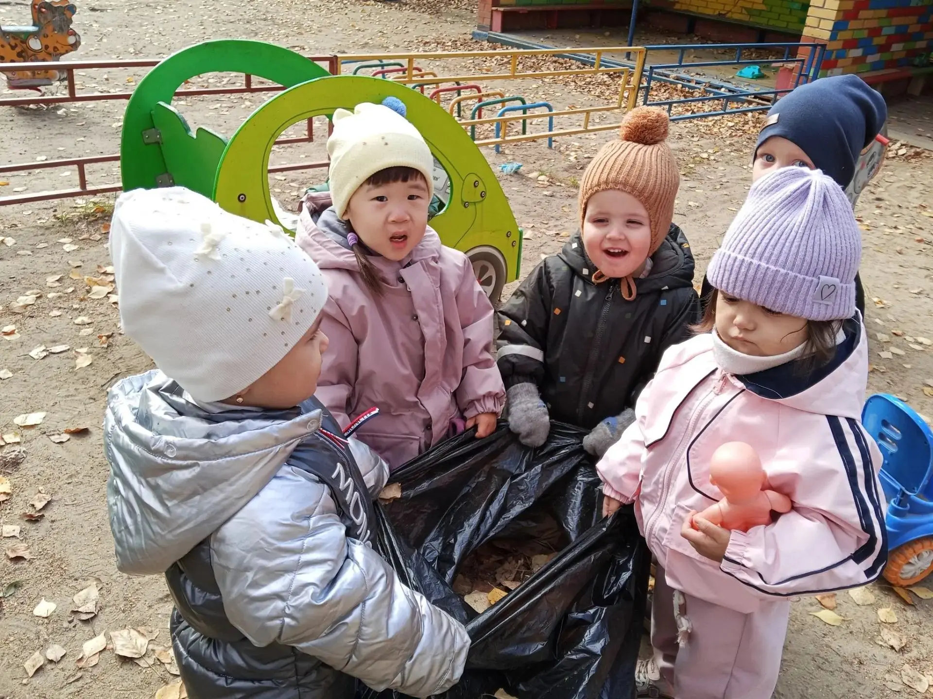 Заголовок: Маленькие помощники большой осени!