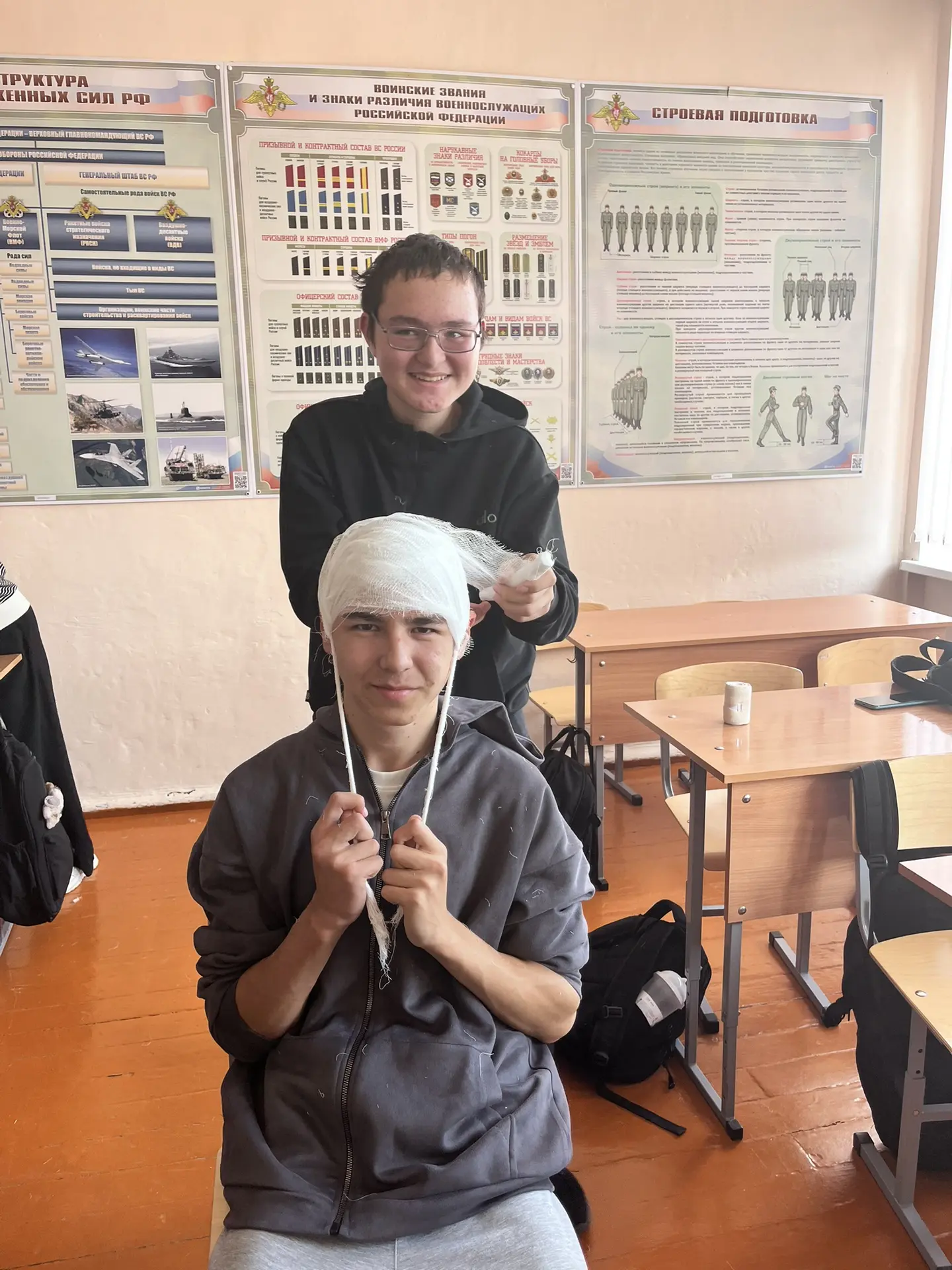 #УрокиОБЗР Учимся делать повязку "Чепчик". Кто - то стесняется, кто - то спокоен , кто ...