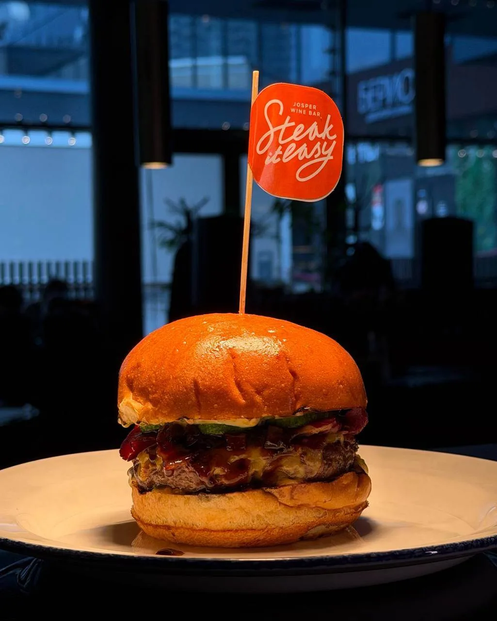 Этот сочный бургер «Хит Easy» может стать твоим уже в следующем часе 🍔