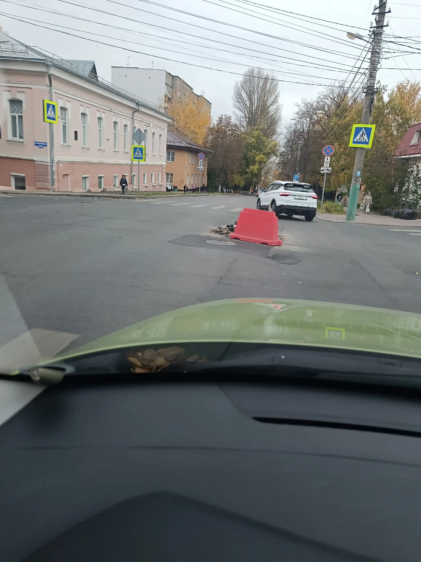 С августа раскопали — устранять кто-то должен, наверное. Пересечение улиц Чкалова и Кра...