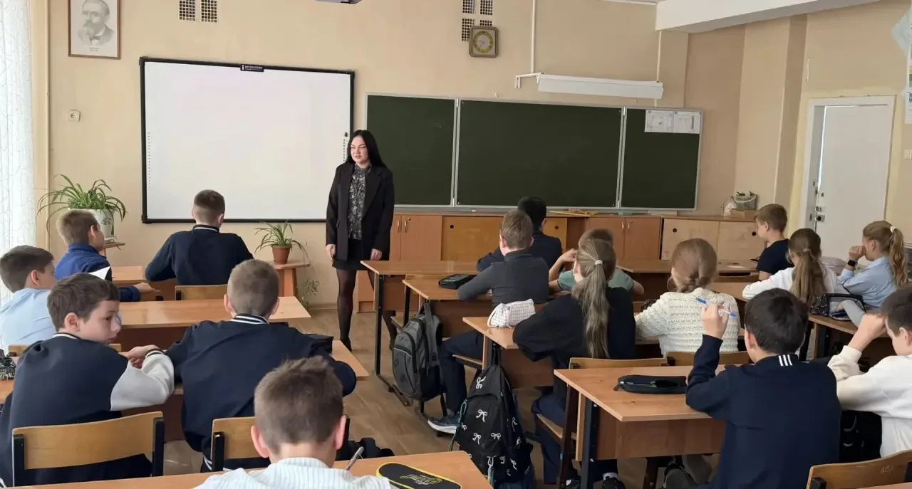 В 5 -х классах педагог-психолог провела адаптационное занятие " Мы -команда,вместе спра...