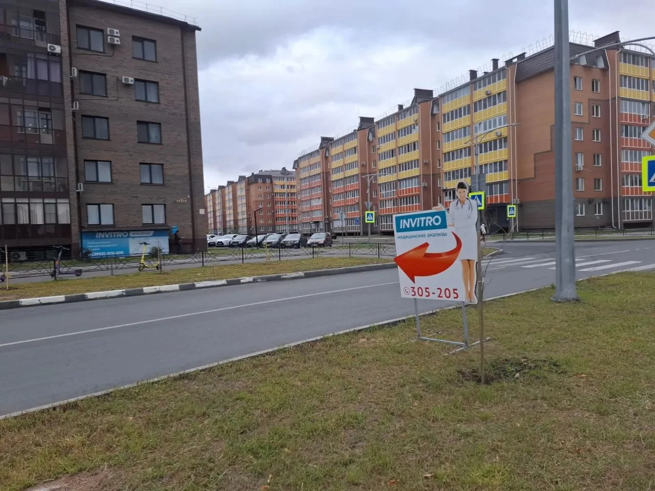 В Абакане с улицы Арбан принудительно демонтировали незаконную рекламу