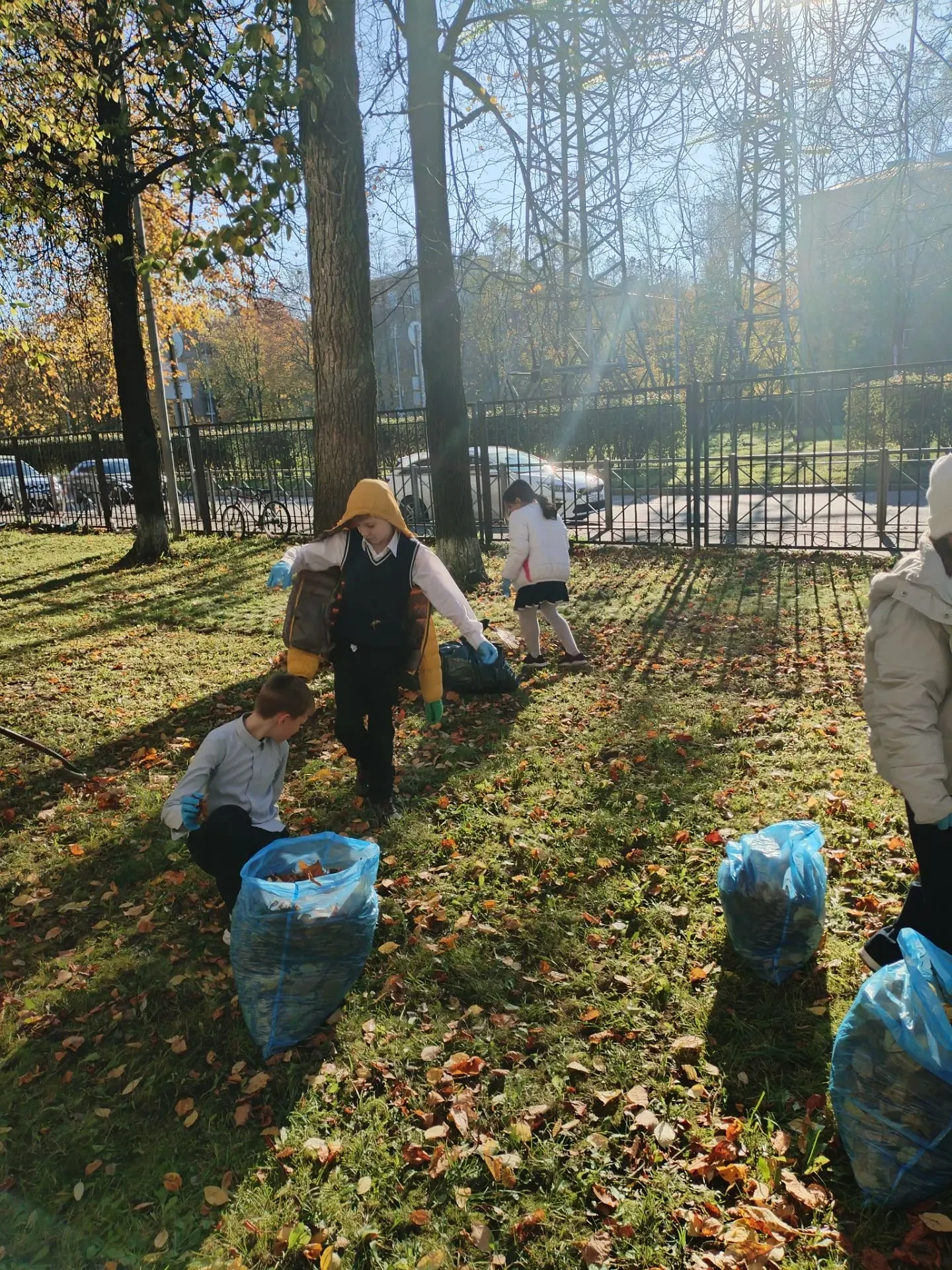 🍂Ученики 3 «А» и 4 «В» классов дружно приняли участие в осеннем субботнике. Ребята объ...