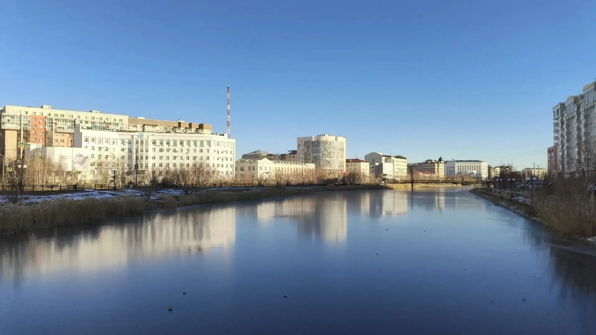 Водоемы в Якутске прихватило. Лед тонкий, но камень уже не пробивает корку.