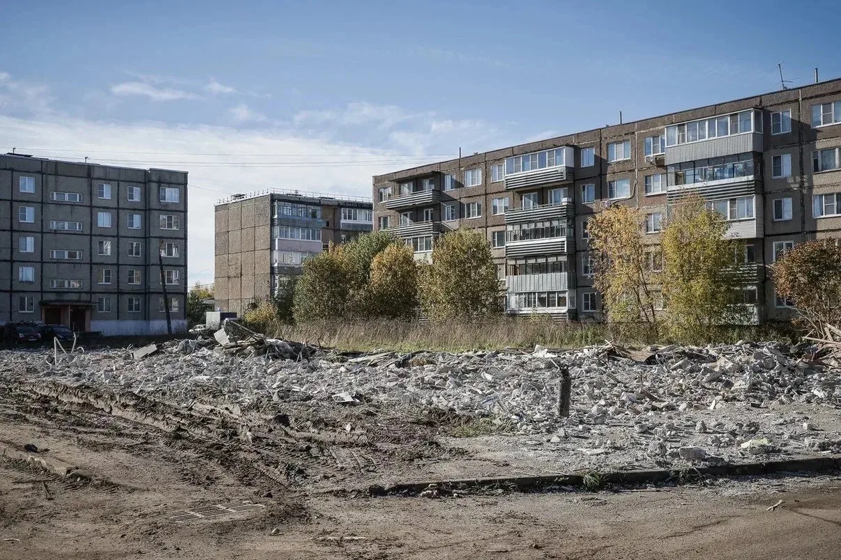 🚜 В Рыбинске продолжают сносить дома, возведенные для расселения аварийного жилья. Нап...