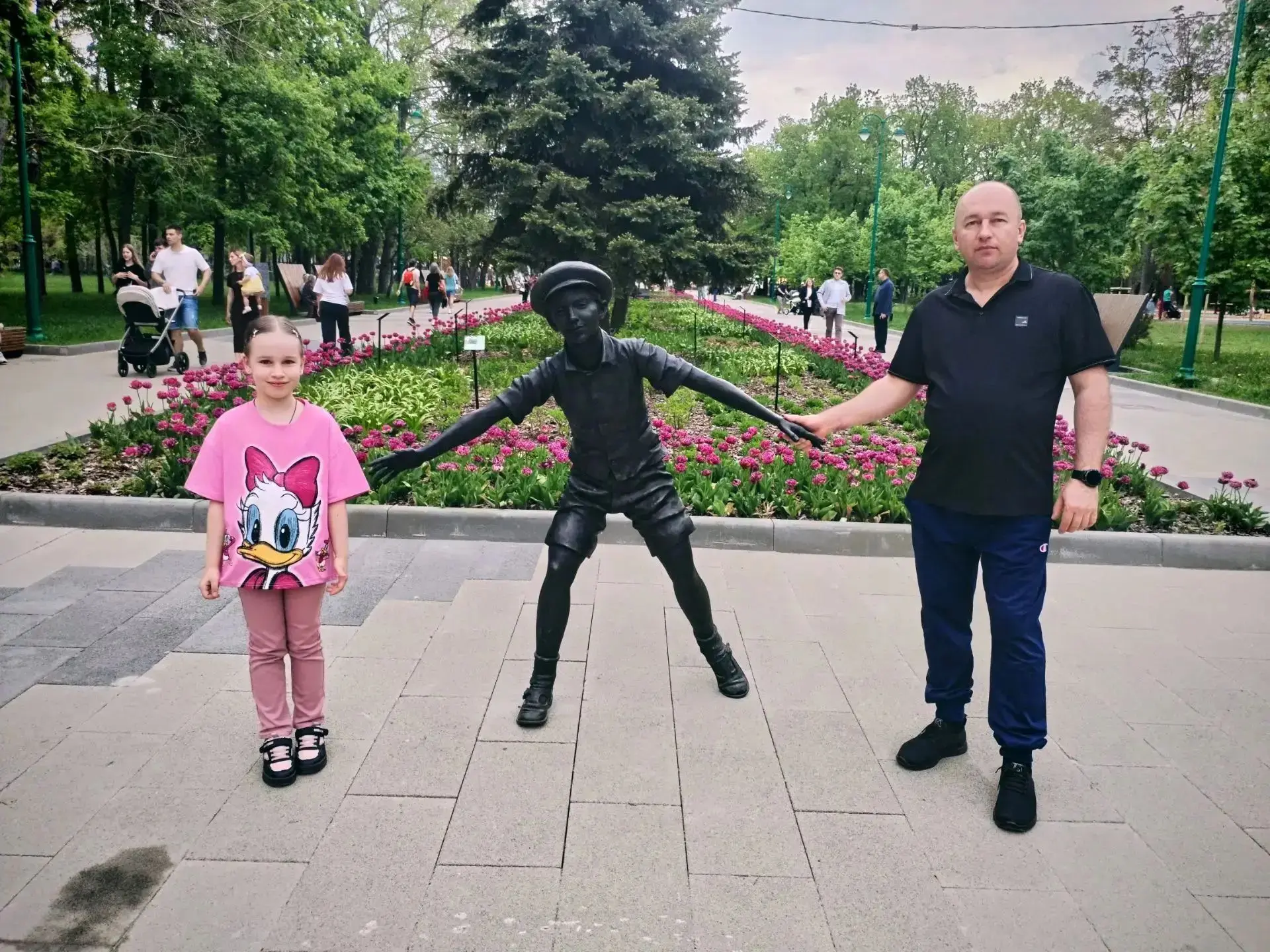 Заховаева Арина , ученица 2а класса, поздравляет своего папу Игоря Анатольевича с насту...
