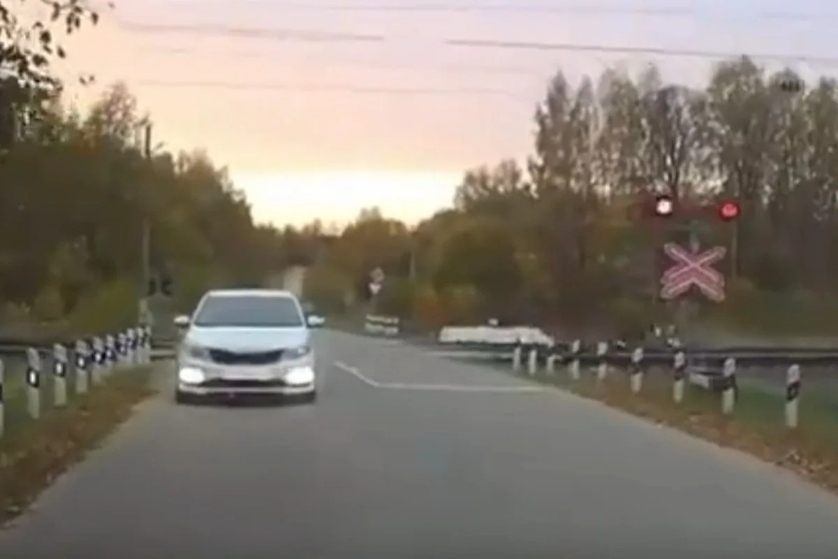 Под Костромой трое проскочили ж/д переезд прямо перед поездом 😱