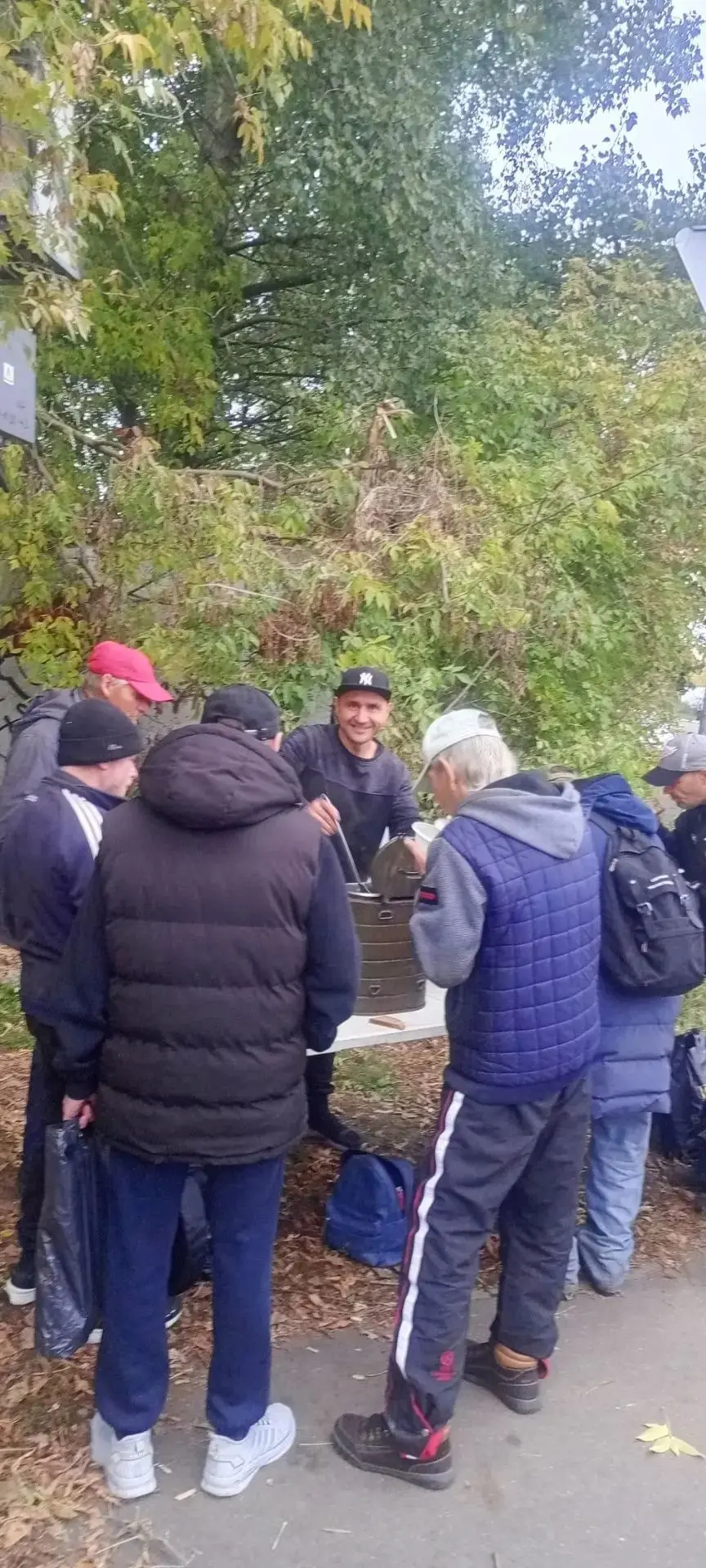 Завтра снова кормим людей. На прошлой неделе обеды получили 17 человек в двух точках. Е...