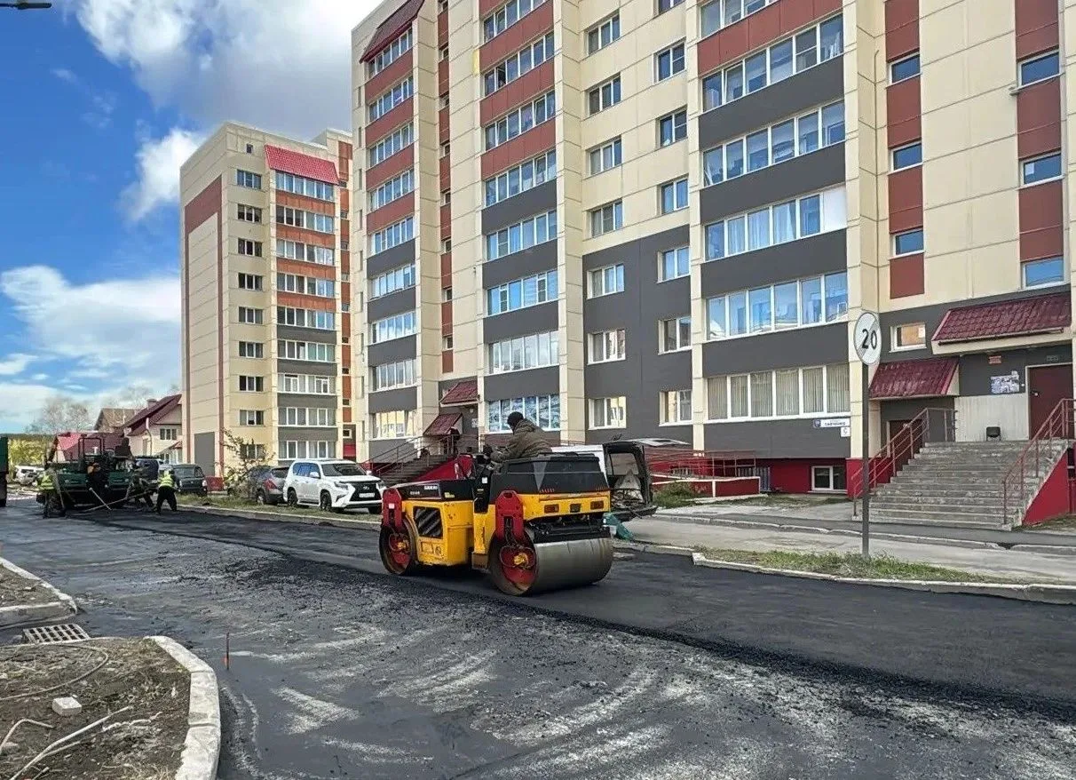 На Савченко укладывают асфальт: работы завершат до 5 ноября